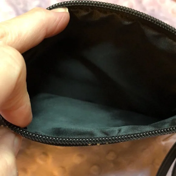 NEW Minnie Mouse Wristlet NWT black, white and red 8” x 6” - Picture 7 of 10